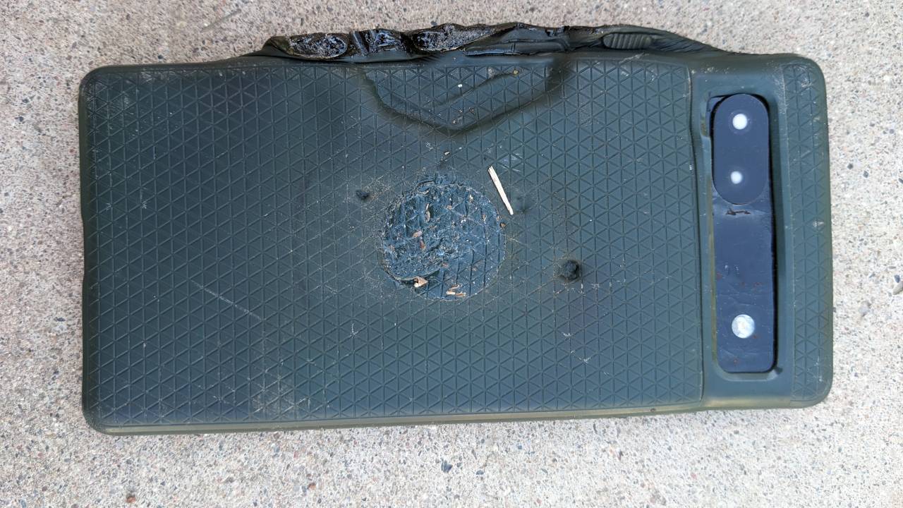 Vēl viens Google Pixel 6A izkusa, uzlādējot