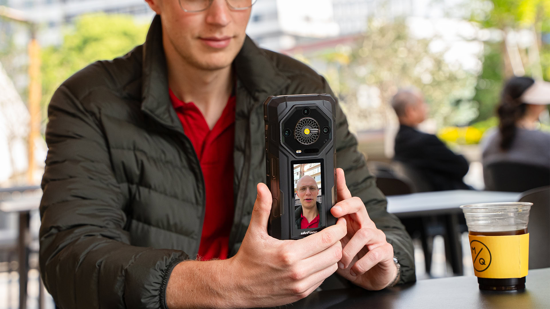 UleFone Armor 33 Pro aizmugurējais ekrāns ir daudzpusīgs rīks