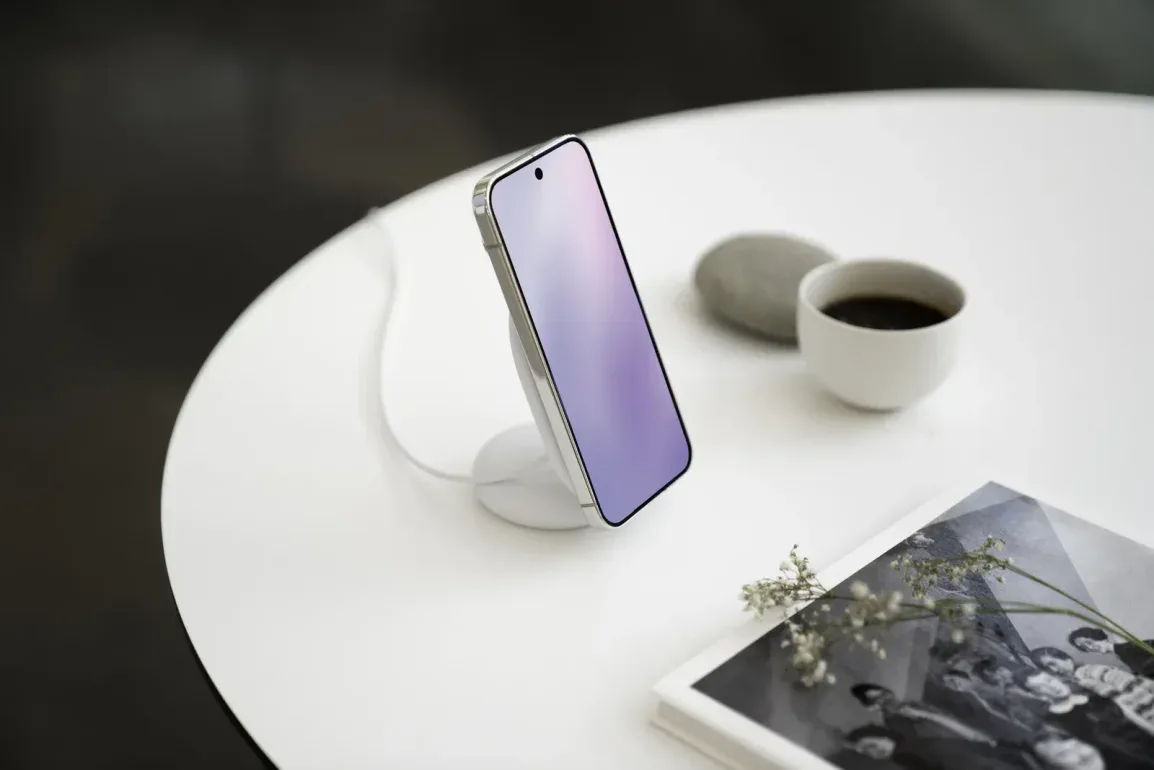 Google Pixel 10 Series PixelsNap Charger ar statīvu