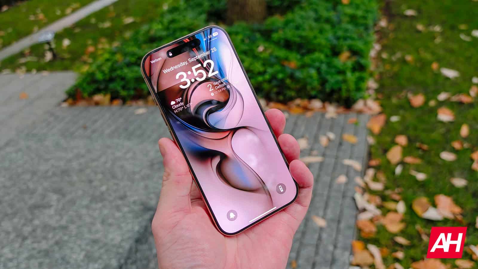 iPhone 17 Pro baumoja, ka beidzot saņems reversu bezvadu uzlādi