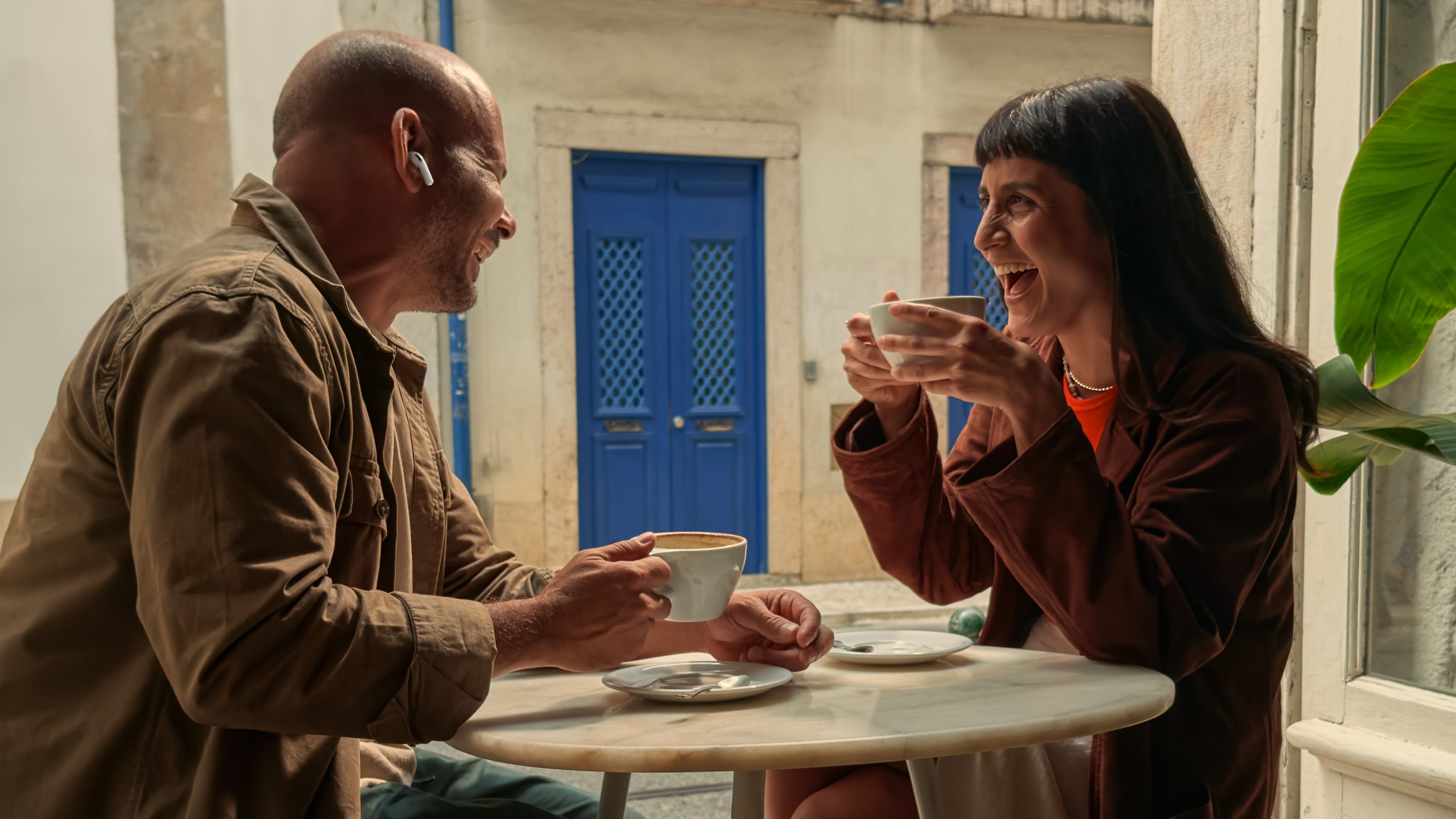 Vecāki AirPods atbalsta arī tulkojumu tiešraidē, bet tur ir nozveja