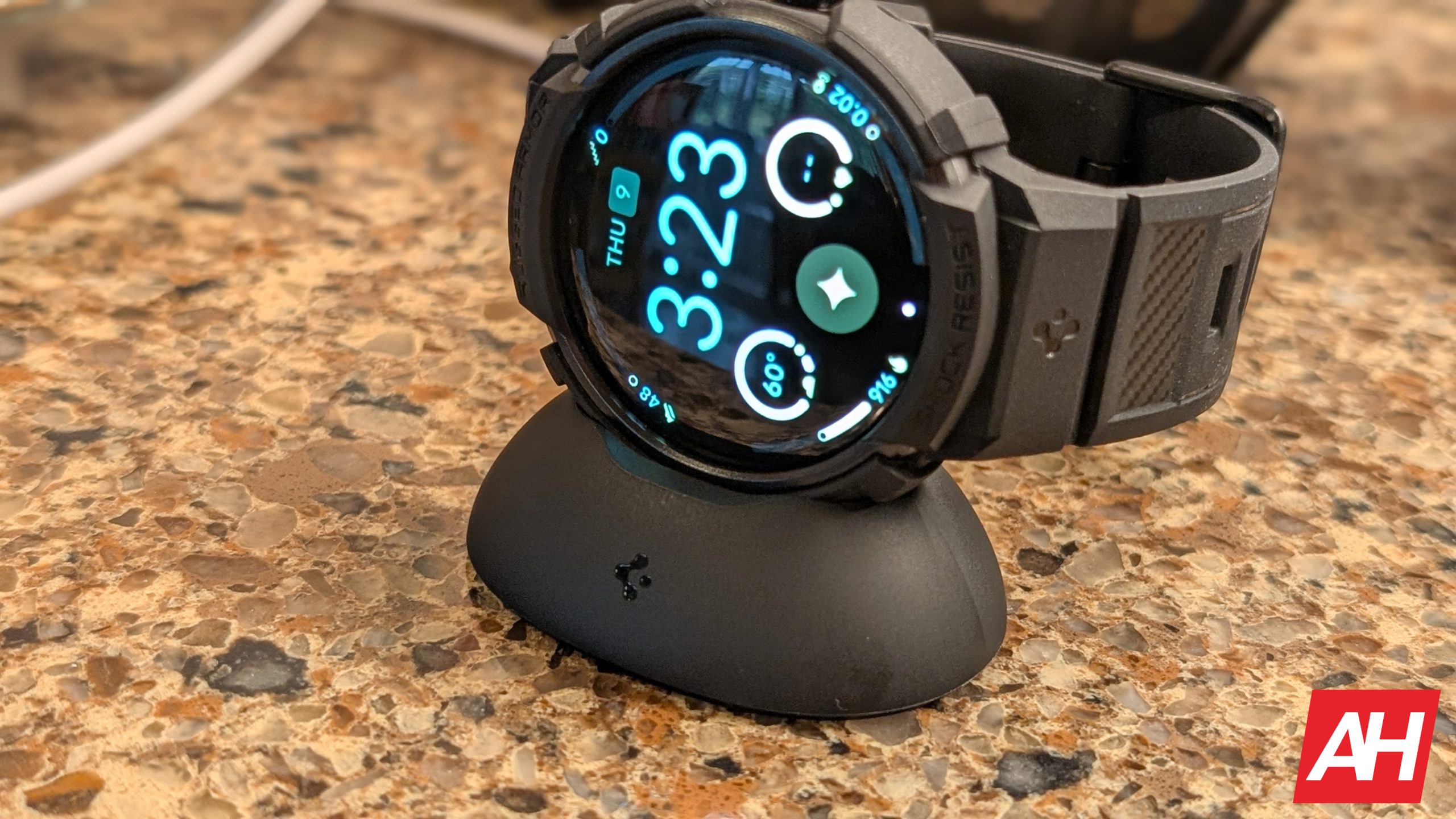 Šis 25 ASV dolāru pikseļu pulksteņu 4 piederums labo Google lielāko dizaina trūkumu