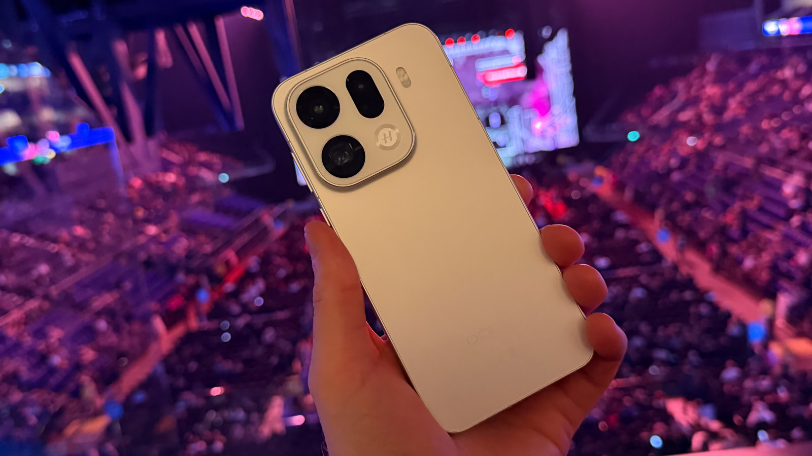 Es aizvedu OPPO Find X9 Pro uz Lady Gaga koncertu — un tā kamera mani aizrāva