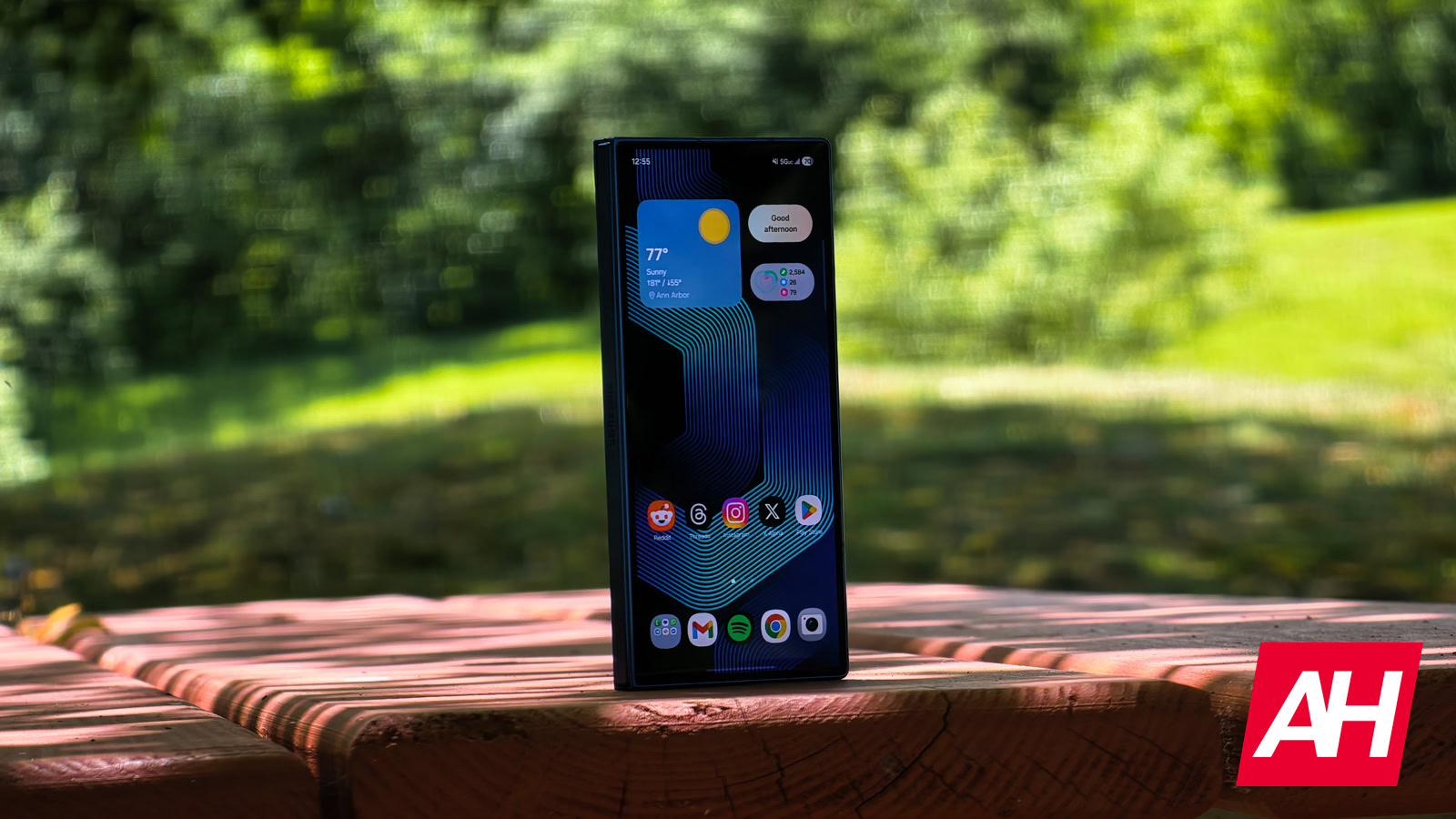 Globālais viedtālruņu tirgus 2025. gada trešajā ceturksnī pieaug par 3%, un Samsung pārņem kroni