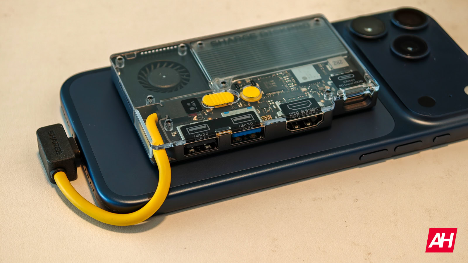 Sharge's Disk Pro ir galvenā portatīvā SSD doka ar HDMI, USB un Magsafe stila magnētiem