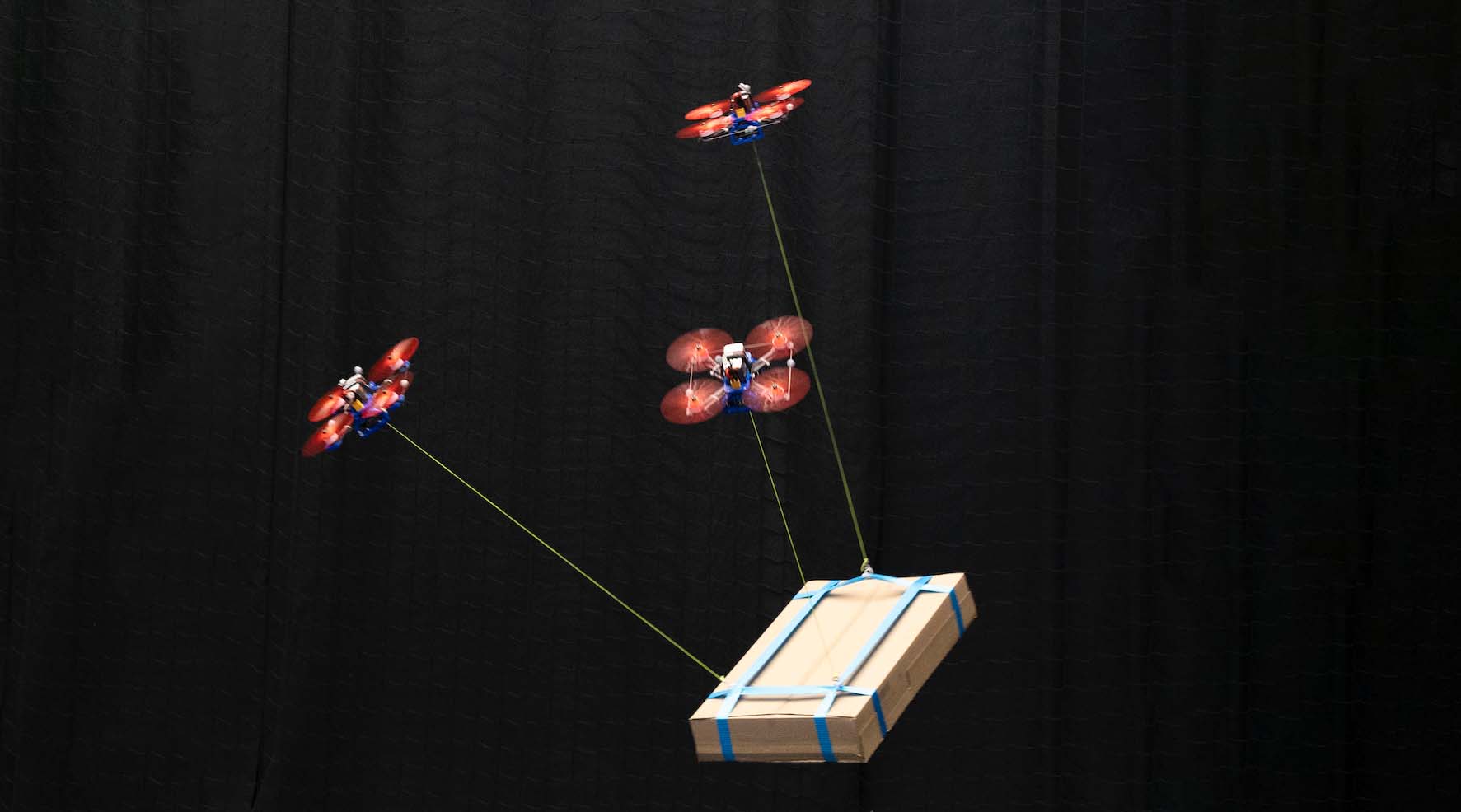 TU Delft izstrādā algoritmu, kas ļauj droniem sadarboties, pārvadājot kravas