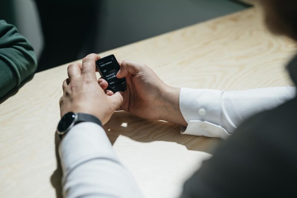 Trezor izlaiž Trezor Safe 7: pirmo aparatūras maku ar caurspīdīgu drošo elementu