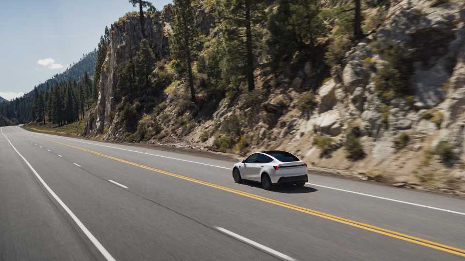 Tesla pārdošanas apjomi Ķīnā kritušies par 63%, sasniedzot zemāko punktu pēdējo 3 gadu laikā, konkurentiem apsteidzot EV gigantu