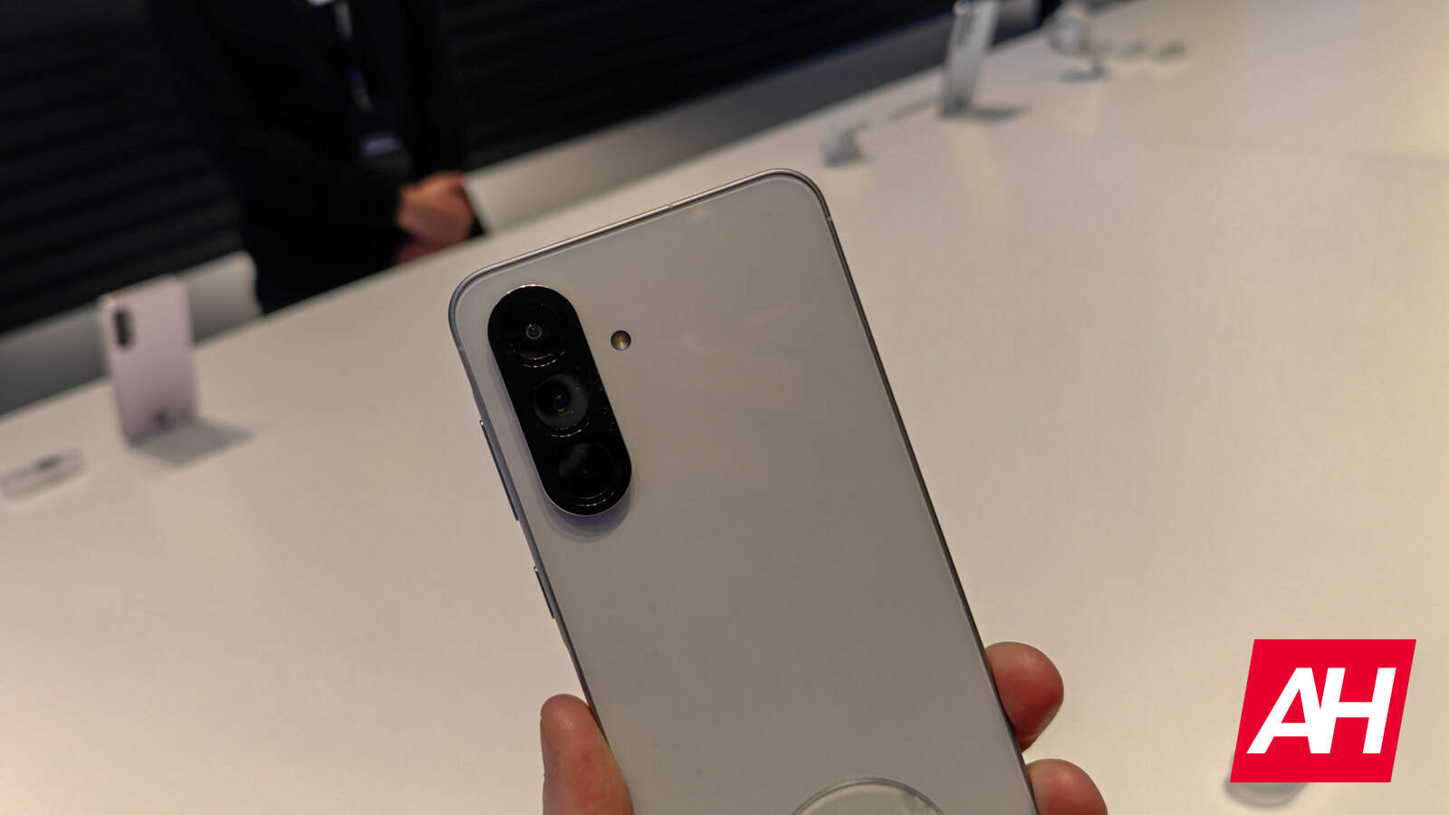 Gaidāmais Samsung vidējais klases modelis tiks uzlādēts ātrāk nekā Galaxy S26