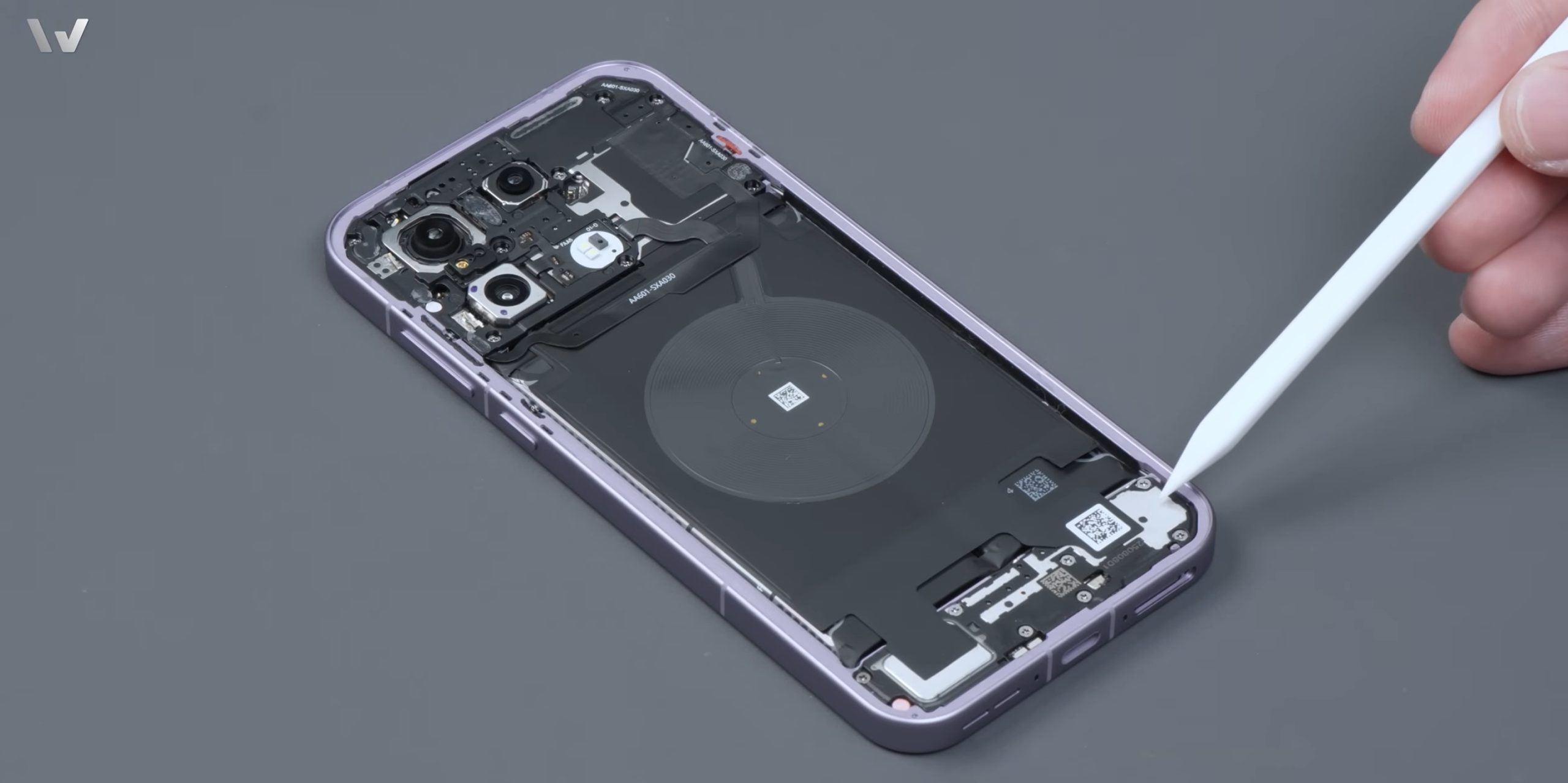 OnePlus 15 ir atvērts: milzīgs akumulators, labāki skaļruņi un daudz kas cits