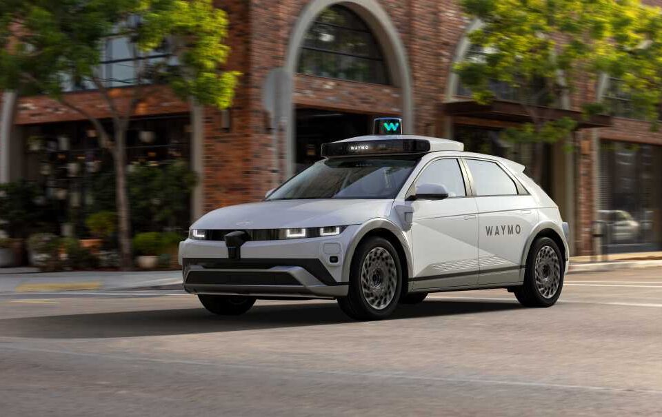 Waymo sarunās, lai piesaistītu vairāk nekā 10 miljardus ASV dolāru par gandrīz 100 miljardu dolāru vērtējumu, teikts ziņojumā