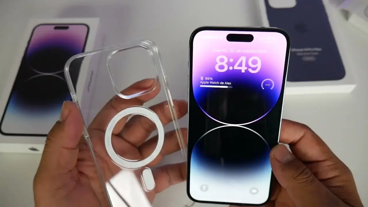 iPhone dizains ar caurspīdīgu korpusu