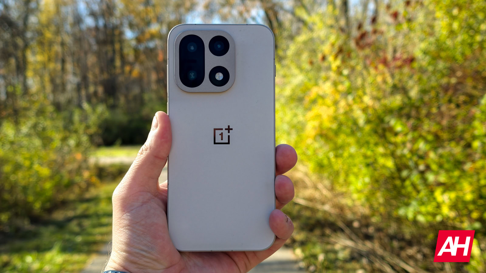 OnePlus 15 priekšpasūtījumi ir pieejami ASV, sākot no 899,99 USD