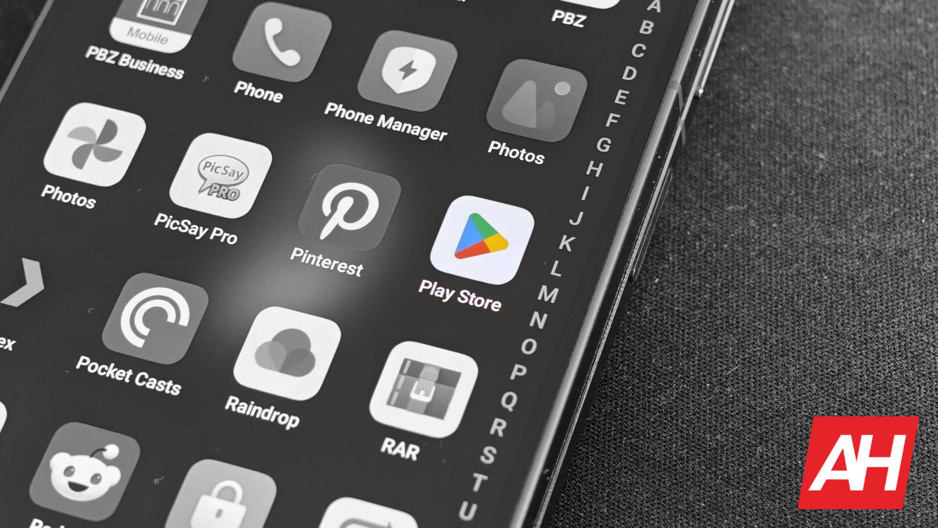 Tiek ziņots, ka Apple un Google mitināja melnajā sarakstā iekļautās lietotnes, neskatoties uz ASV sankcijām