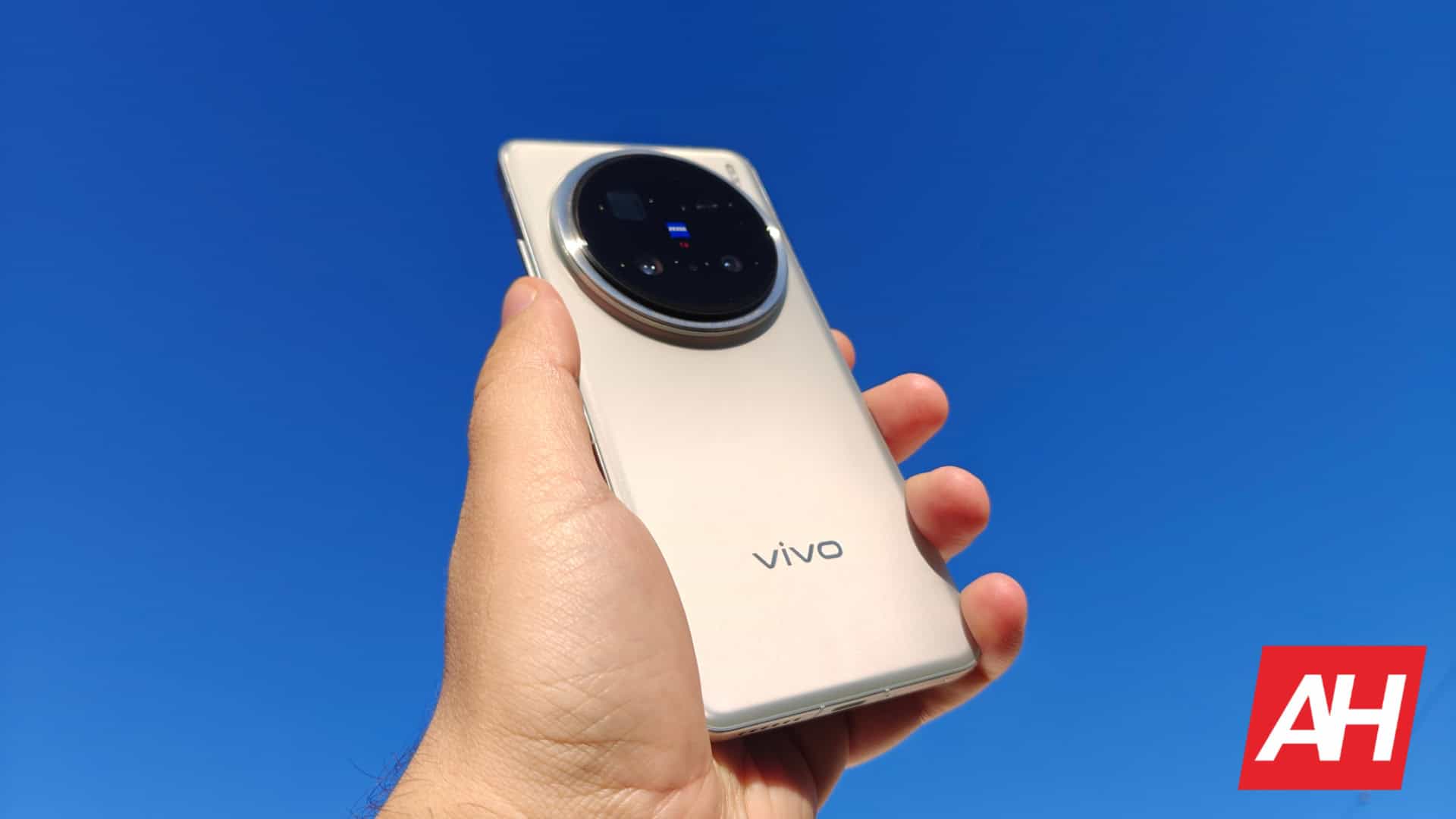 Vivo X300 Ultra Global: kameras spēkstacija saņem EEK sertifikātu