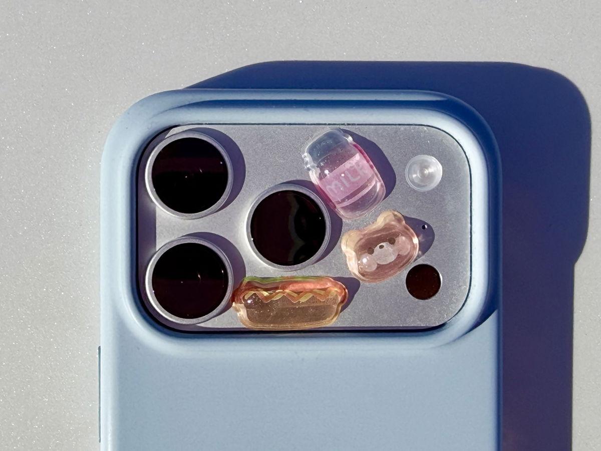 Uzlīmju uzlikšana iPhone aizmugurē: tendence, kas ir plaši izplatīta