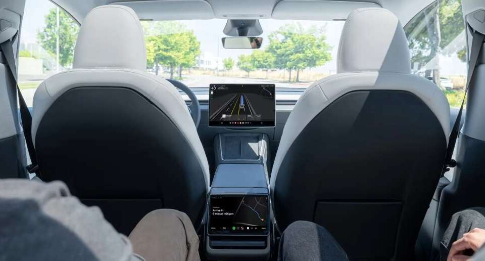 Īlons Masks saka, ka pēc 2025. gada solījumu laušanas Tesla līdz 2026. gadam ieviesīs valsts mēroga robotaksi