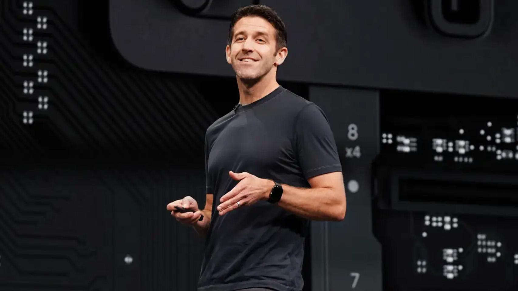 Džons Ternuss jau vada dizaineru uzņēmumā Apple un tiek pastiprināts kā Tima Kuka pēctecis