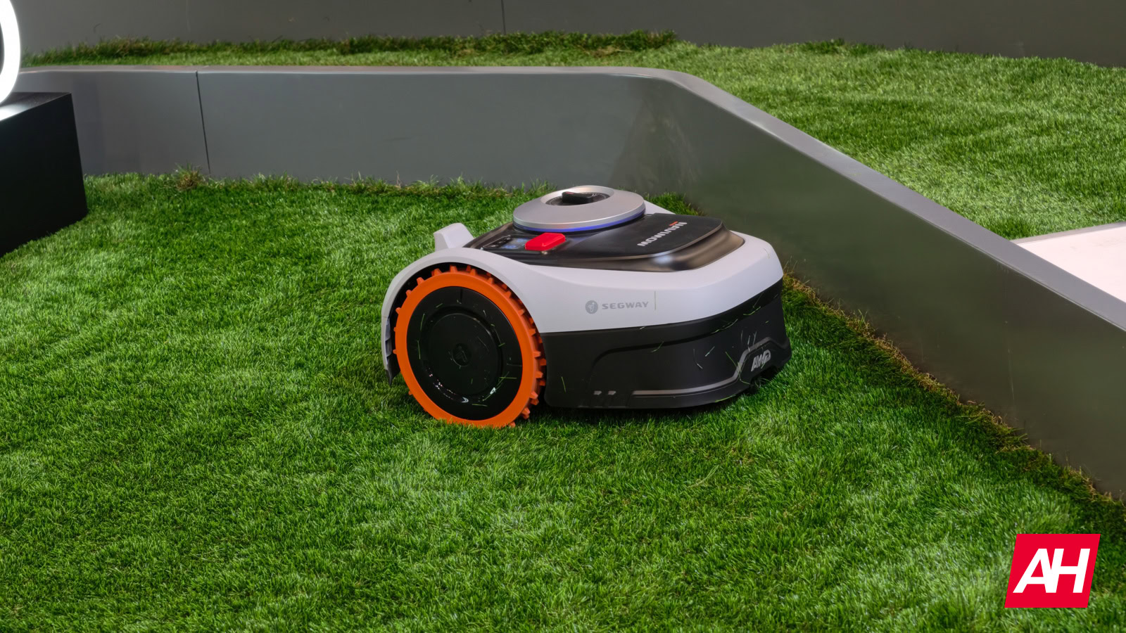 Navimow jaunajiem pļaujmašīnām ar robotiem tiek veikti priekšpasūtījumi, un tie uzkāps kalnos, no kuriem tik tikko var paiet