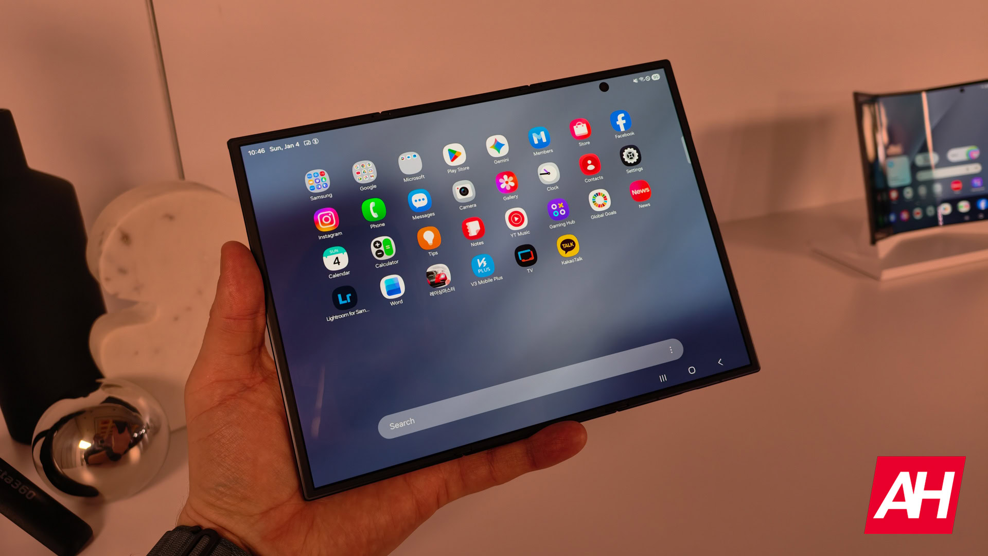 Oppo izveidoja trīskāršu tālruni konkurentam Samsung — pēc tam ievietojiet to atvilktnē