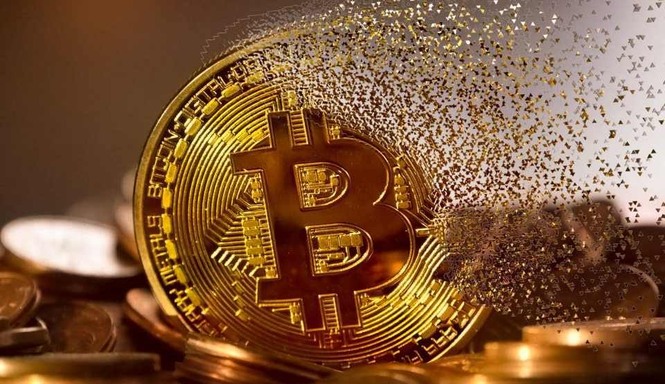 Bitcoin nokrīt līdz USD 74 662,80, izraisot 2,5 miljardu USD likvidāciju kriptovalūtu tirgos