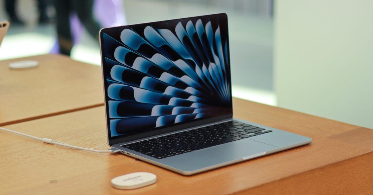 MacBook Air M5 uz galda MacBook Air M5 uz galda
