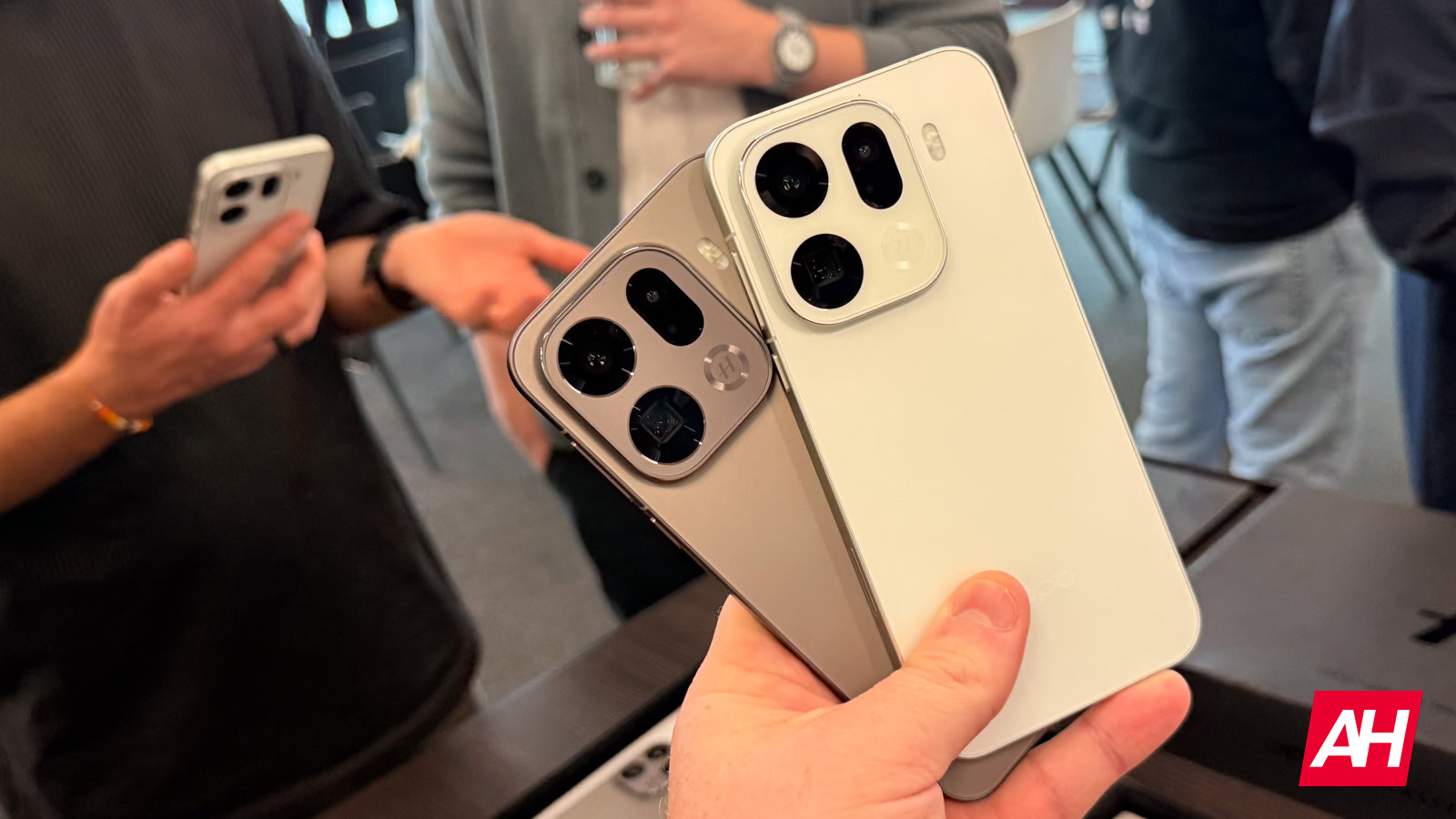 Baumo, ka OPPO Find X10 piedāvā iebūvētus magnētus “MagSafe” piederumiem