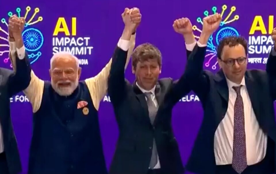 Sems Altmens no OpenAI un Anthropic pārstāvis Dario Amodejs Indijas AI samitā atsakās turēties rokās, jo sāncensība saasinās.