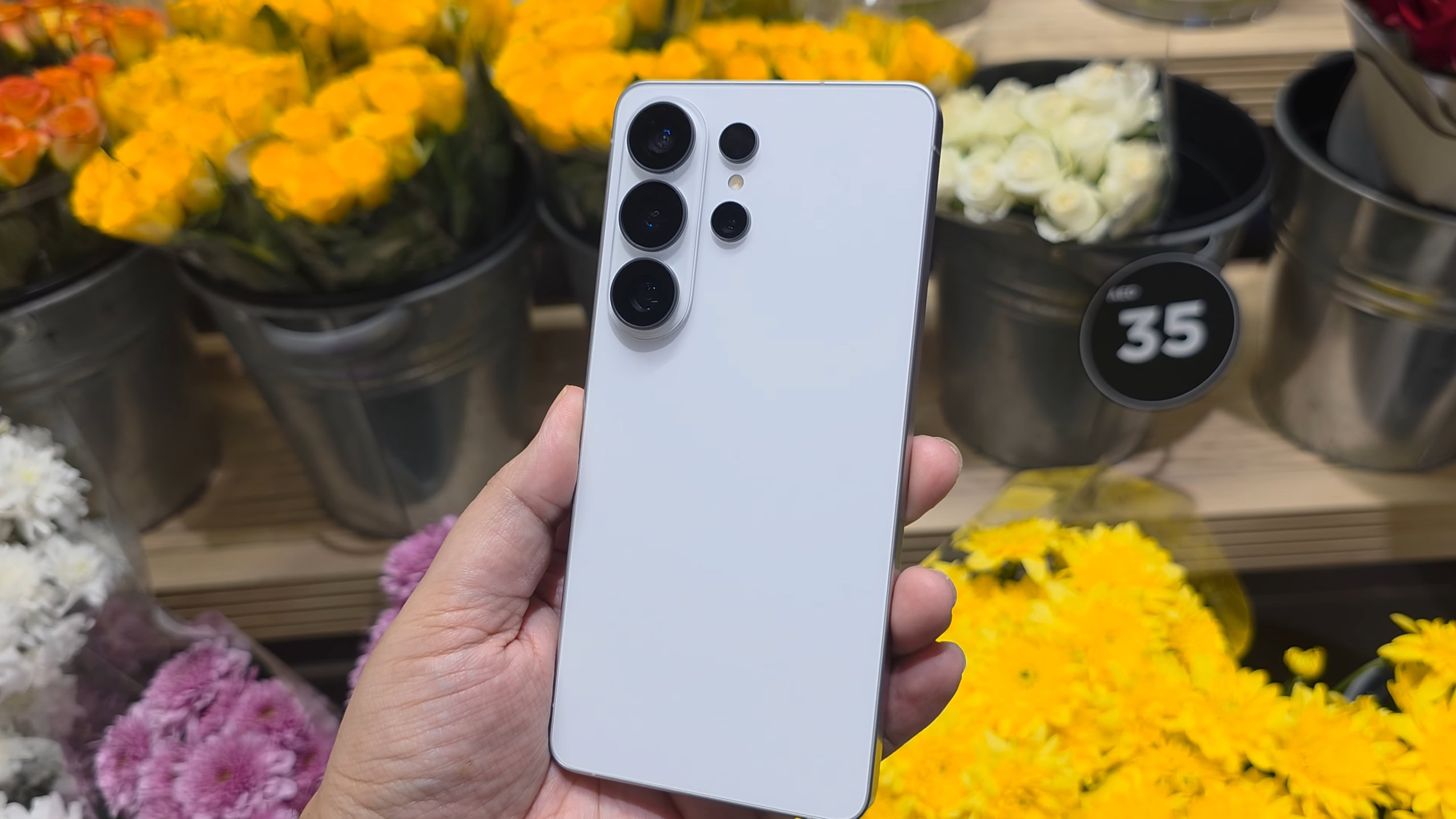 Kāds tikko izņēma Galaxy S26 Ultra kastīti pakalpojumā YouTube — 24 stundas agrāk