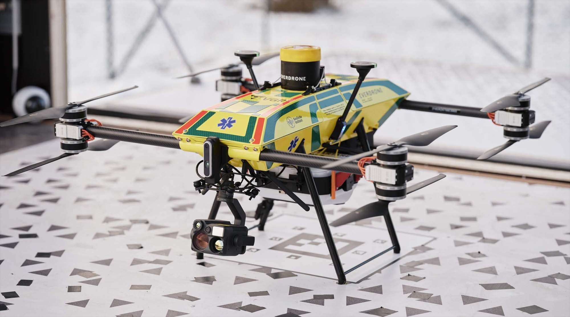 Ne tikai AED: Everdrone jaunais E3 drons nodrošina pilnīgu neatliekamās medicīniskās palīdzības komplektu