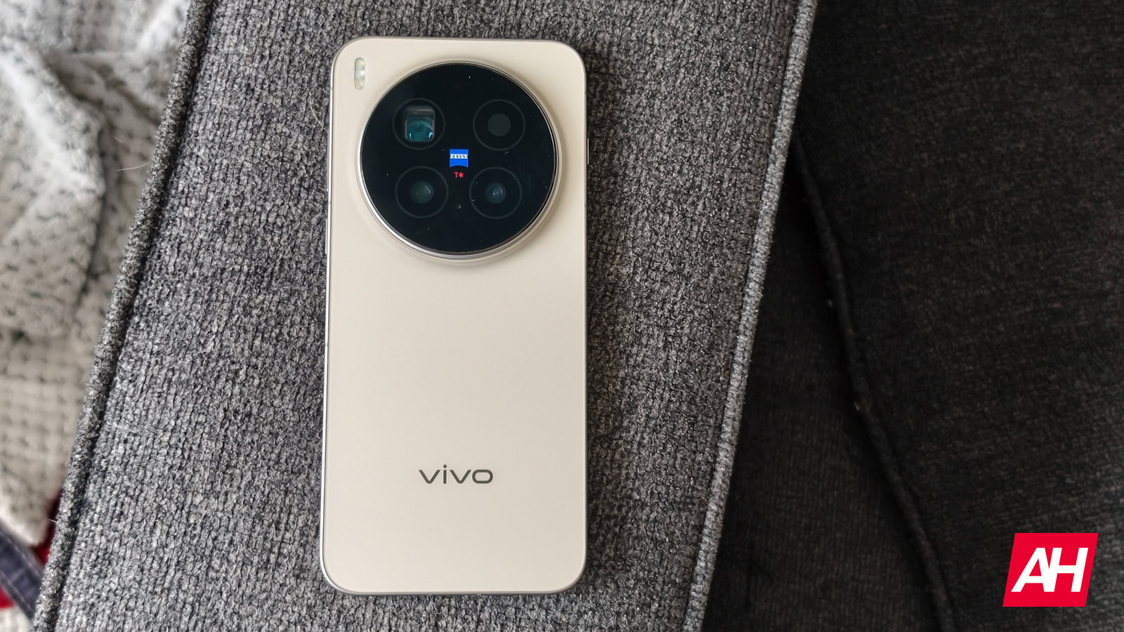 Vivo X300 Ultra atkal samulsinās Samsung