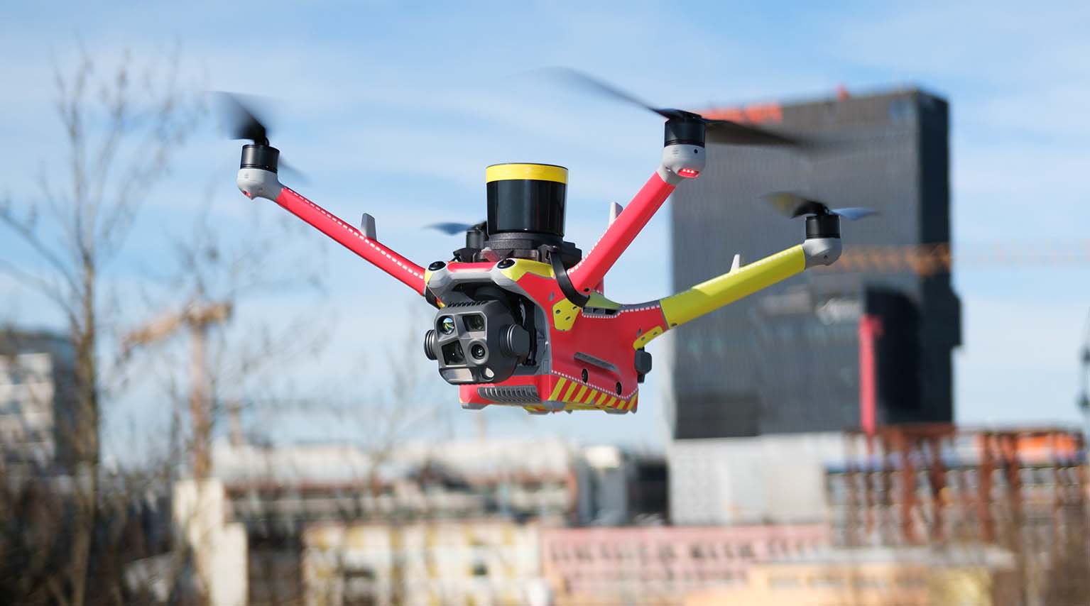 Minhenes ugunsdzēsēju brigāde pirmā Vācijā izvietoja attālināti vadāmus avārijas bezpilota lidaparātus