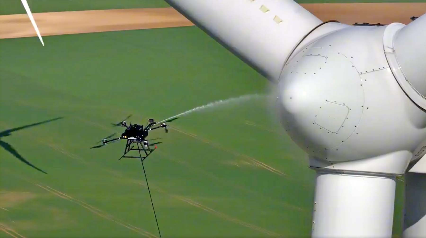 Ugunsgrēku dzēšana 96 metru augstumā: Francijas ugunsdzēsēji izmēģina vēja turbīnas smidzināšanas dronu