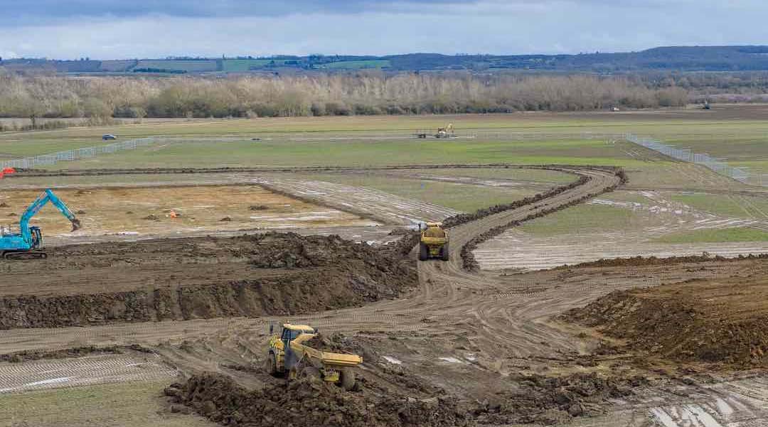 Universāli mēģinājumi bloķēt dronu lidojumus virs nākamās Apvienotās Karalistes atrakciju parka vietas