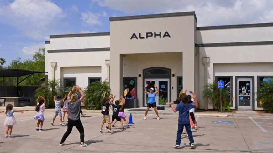 Šī Teksasas vidusskola sola USD 1 miljonu līdz skolas beigšanai vai jūsu mācību maksas atgriešanai