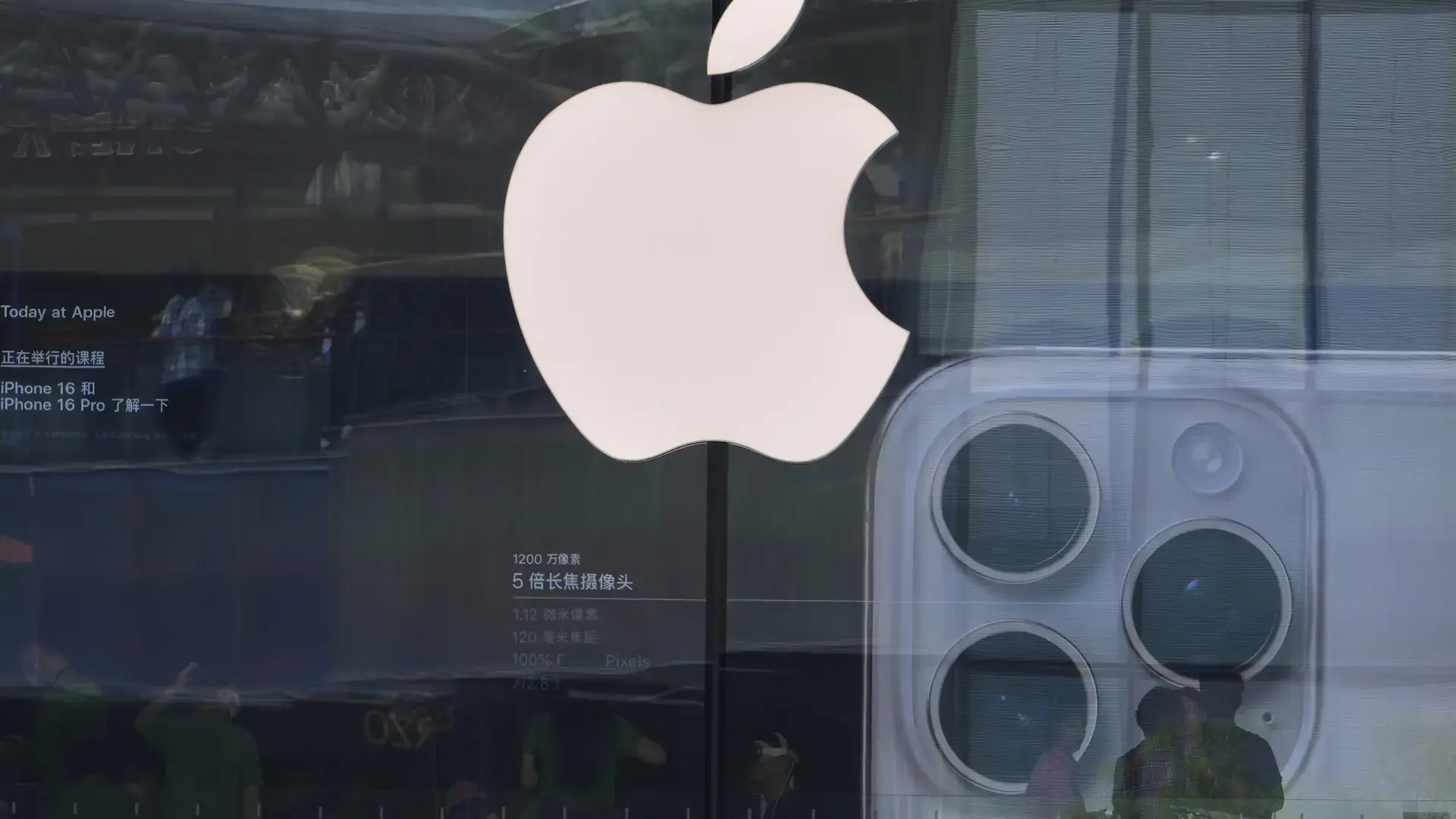 Apple Store Passeig de Gràcia Barselonā atkal tiek atvērts pēc tā lielās renovācijas