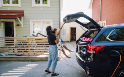 VideElektrotransportlīdzekļu īpašnieki varētu nopelnīt tūkstošus, atbalstot elektrotīklu Elektriskie transportlīdzekļi varētu uzglabāt atjaunojamo enerģiju, ja ir pārmērīgs piedāvājums, un atdot to atpakaļ tīklā, kad pieprasījums ir visaugstākais, taču automašīnu uzņēmumi nav vienisprātis par labāko veidu, kā to izdarīt.