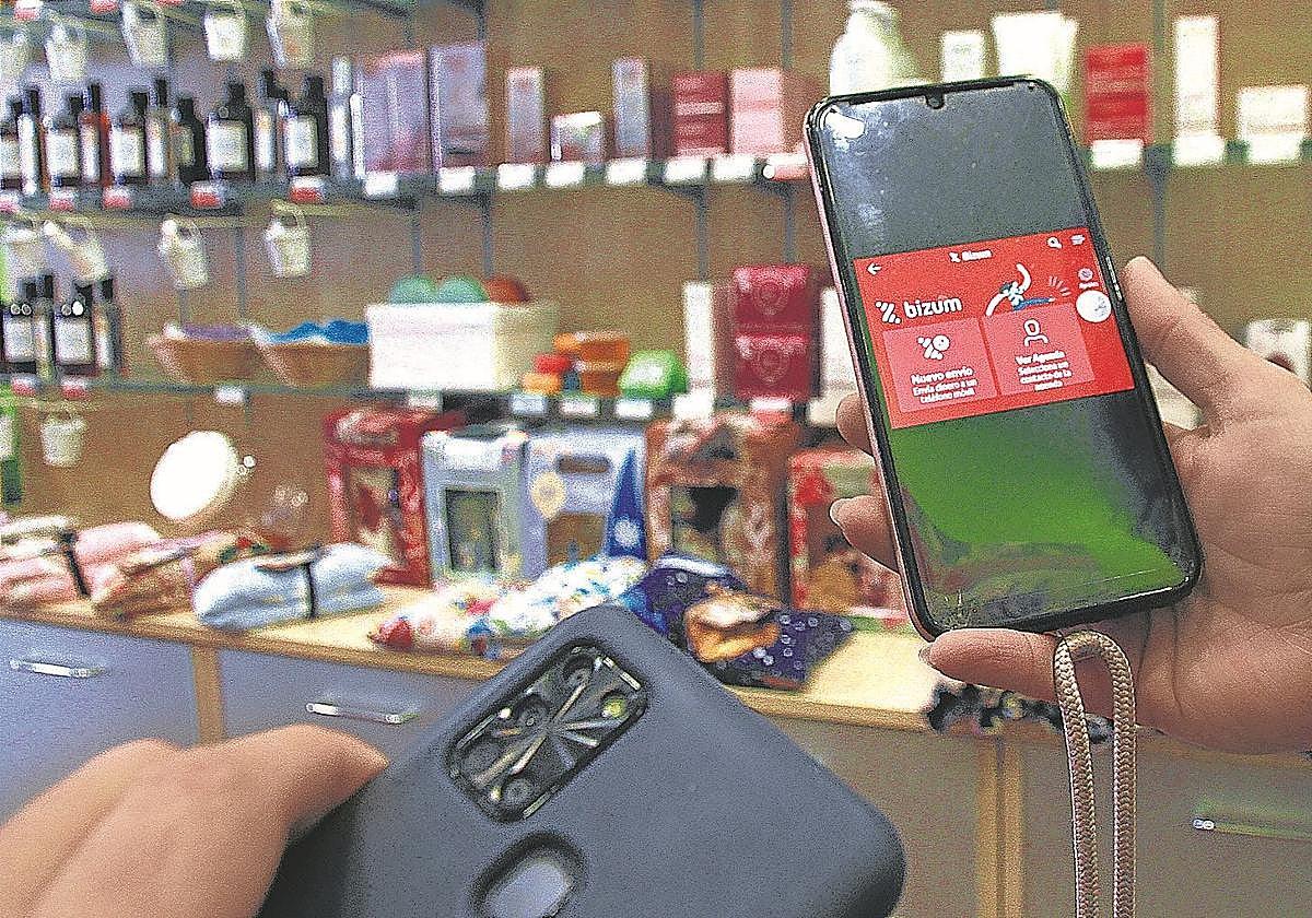 Uzņēmuma datu tālrunis, kas apstrādā maksājumu, izmantojot Bizum