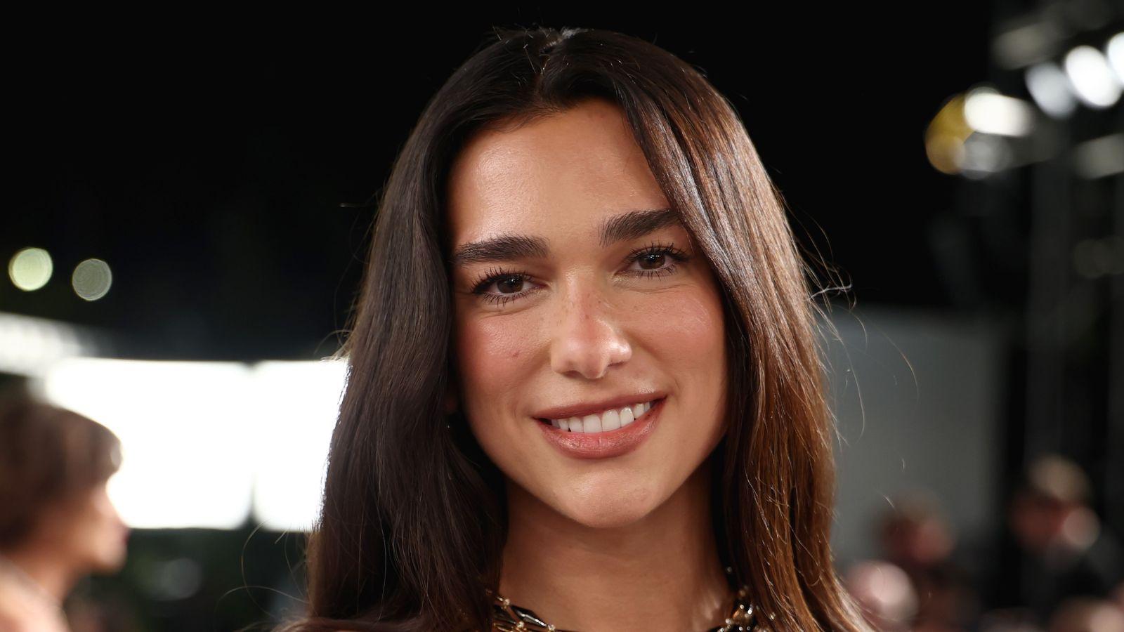 Dua Lipa pielāgots cilvēciņš