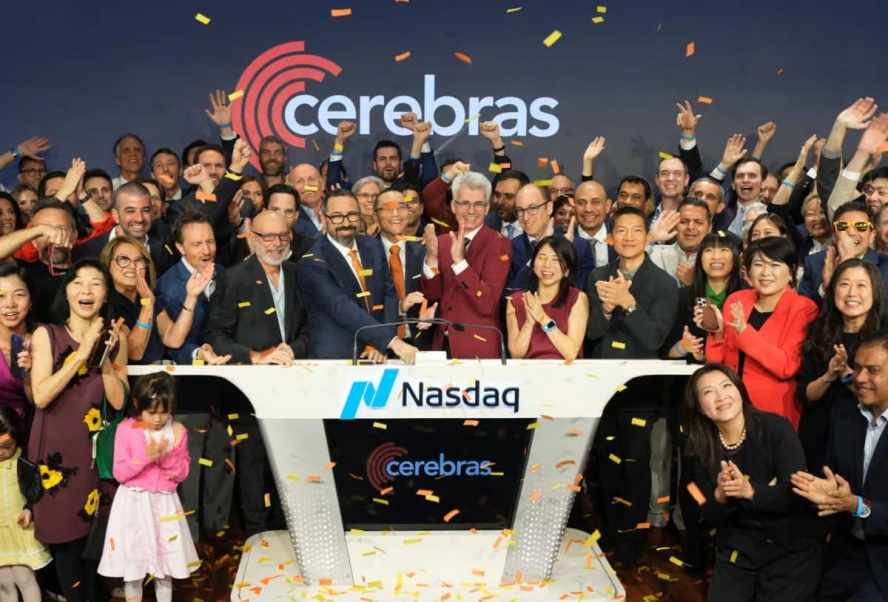 Cerebras Nasdaq IPO debitē par 89%, sasniedzot 106 miljardu dolāru vērtību mākslīgā intelekta trakuma laikā