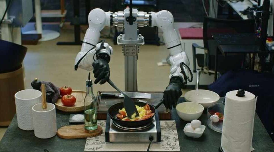 Genesis AI atklāj robota smadzenes un cilvēkam līdzīgu roku, lai pārveidotu rūpniecisko automatizāciju Eiropā