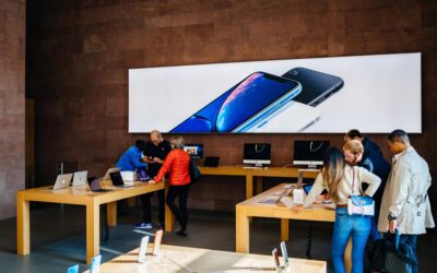 Laupīšana ar ieroci Apple veikalā Mataro: šādi rīkojās zagļi