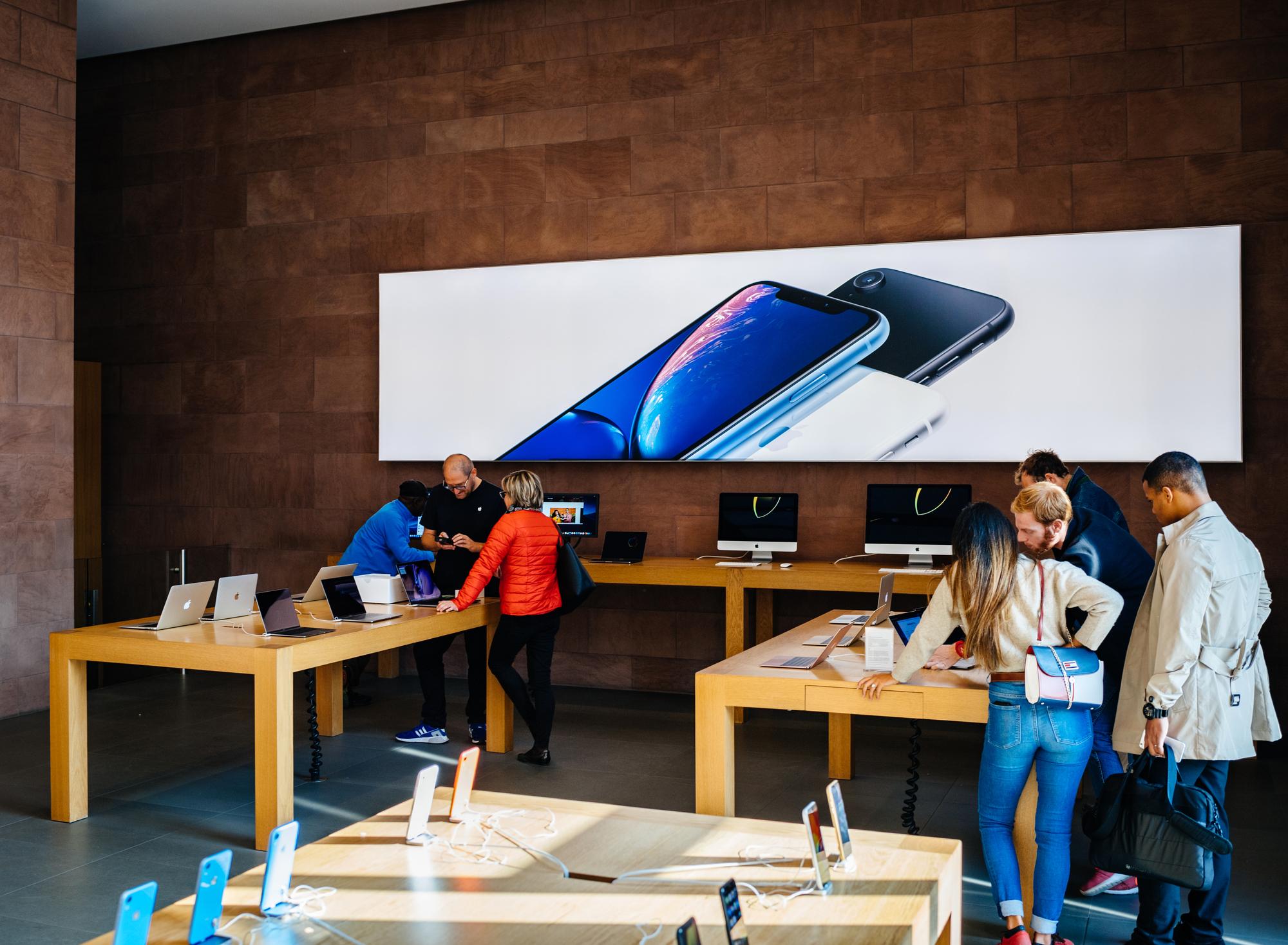 Laupīšana ar ieroci Apple veikalā Mataro: šādi rīkojās zagļi