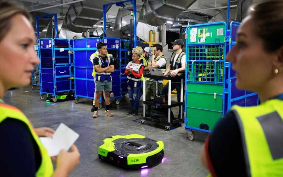 Amazon iepazīstina ar Proteus, mākslīgā intelekta noliktavas robotu, kas saprot izrunātās komandas kā daļu no tā 11,6 miljardu ASV dolāru vērtās paplašināšanās Eiropā