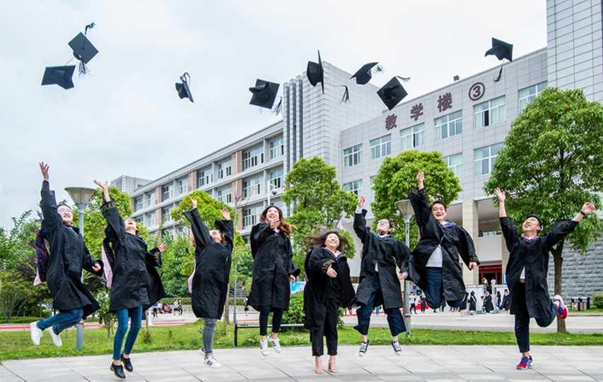 Ķīna likvidē 12 000 “novecojušu” universitātes grādu, pievieno 10 200 AI un robotikas programmas, lai iekļautos AI laikmetā