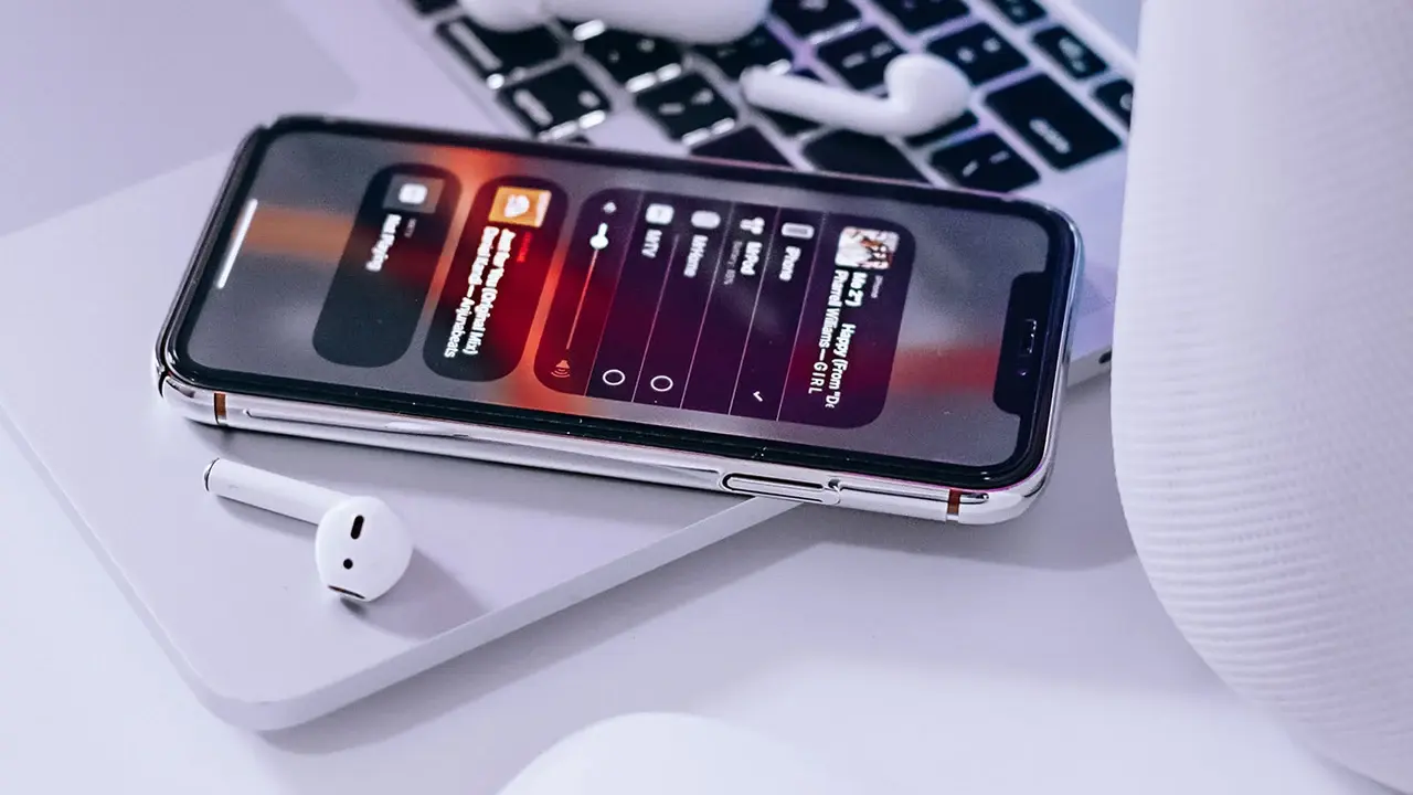 Apple Music sagatavo vēsturiskas izmaiņas: iespējamu bezmaksas Spotify stila abonementu