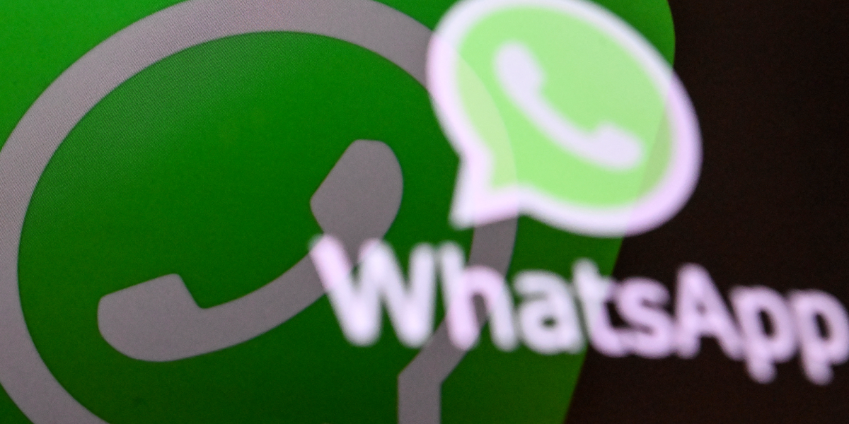 Eiropas Komisijas rīkojums AI un WhatsApp logotipi
