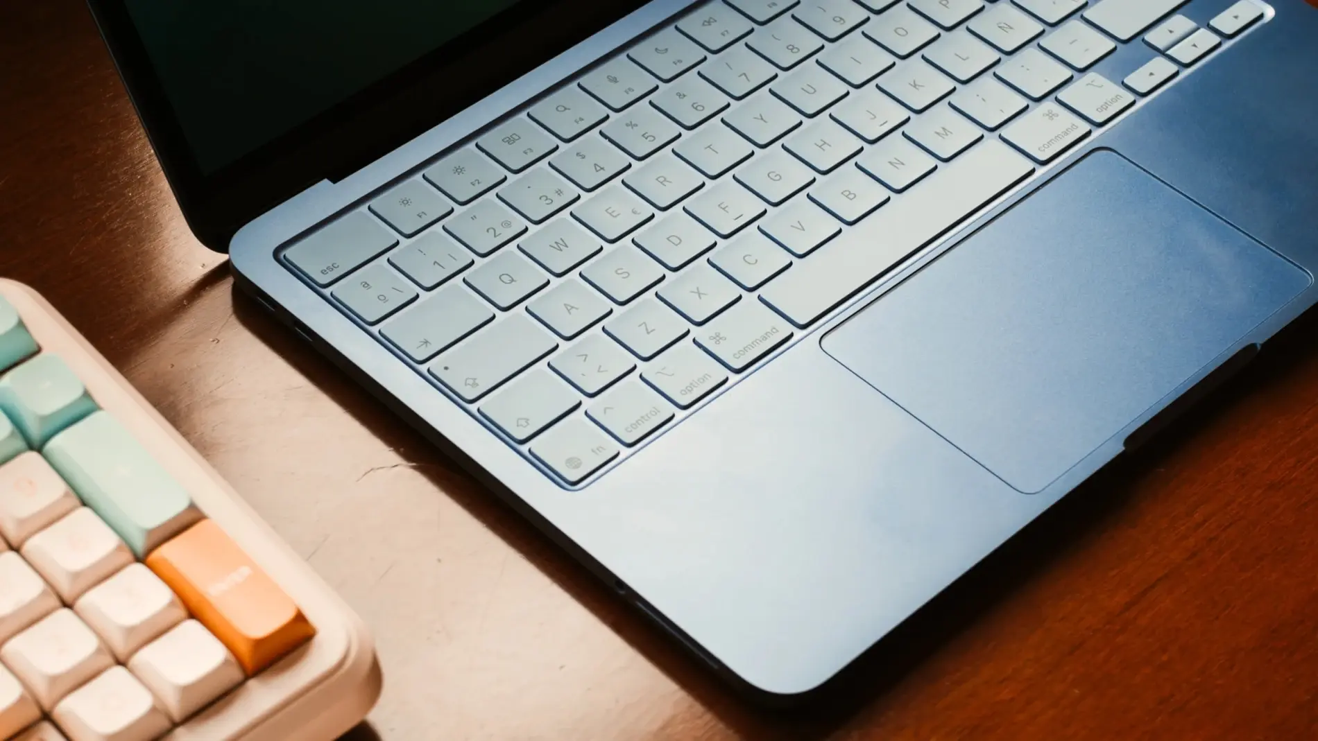 MacBook Neo salīdzinājums ar citiem klēpjdatoriem