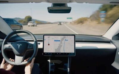 Tesla vadītājs, izmantojot autopilotu, ietriecas Teksasas mājā, nogalinot tajā esošo sievieti