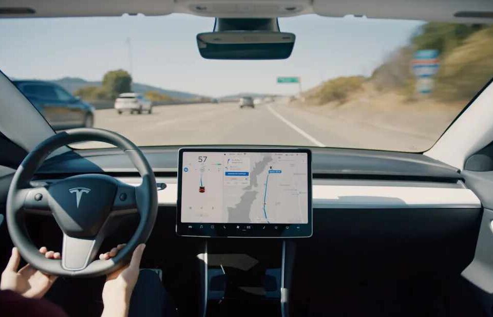 Tesla vadītājs, izmantojot autopilotu, ietriecas Teksasas mājā, nogalinot tajā esošo sievieti